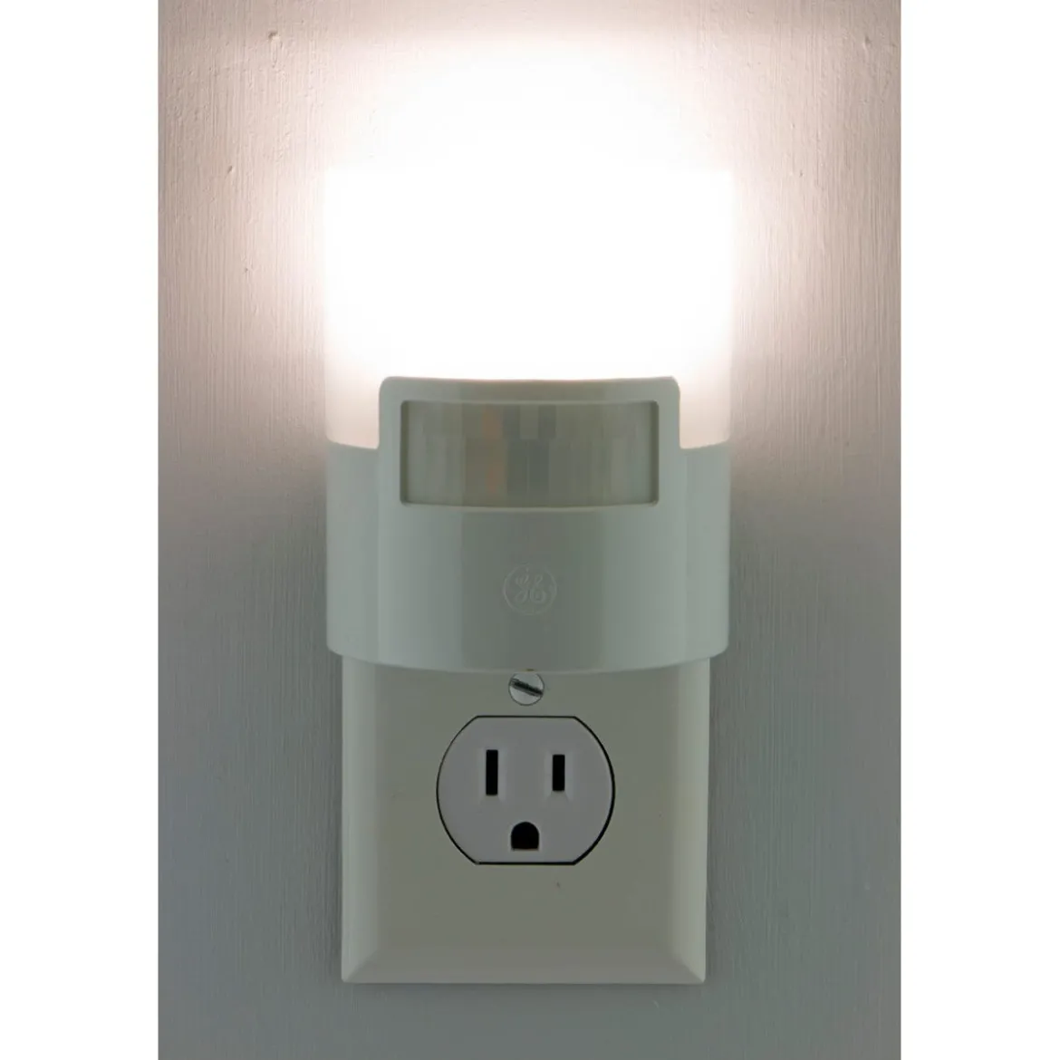 GE Enbrighten UltraBrite Motion Activated LED Night Light, White
